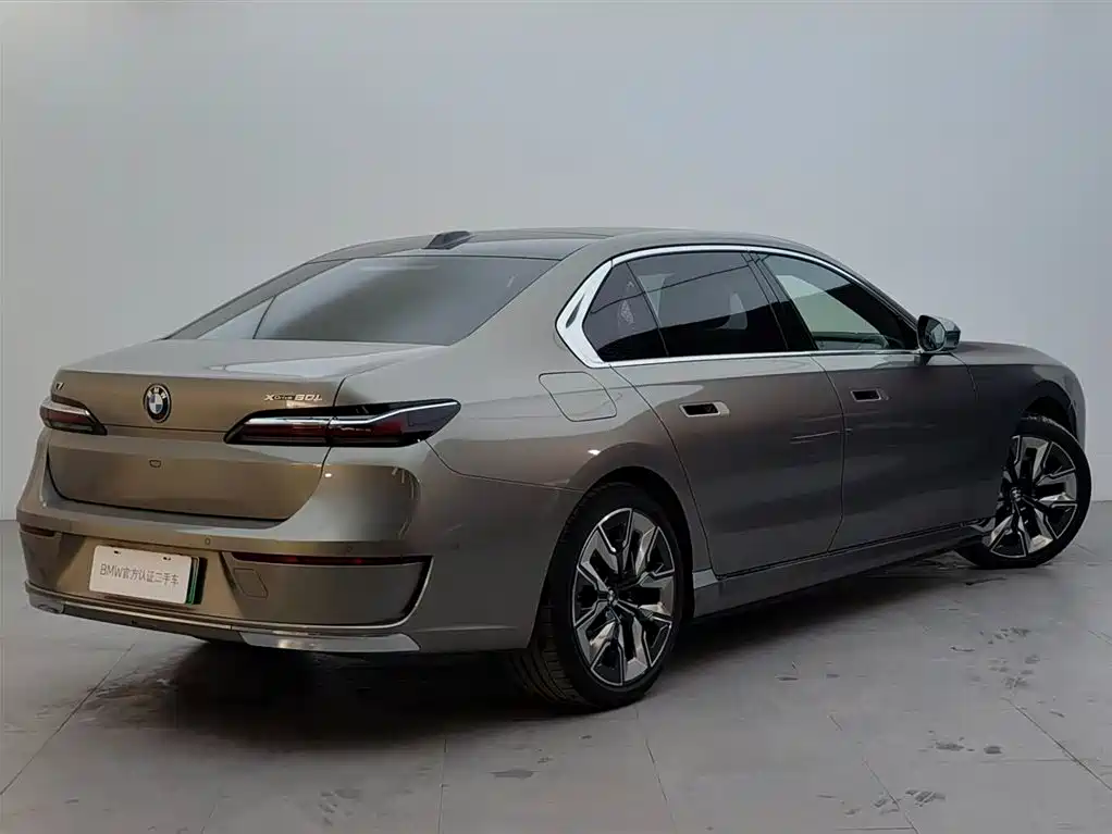 BMW i7