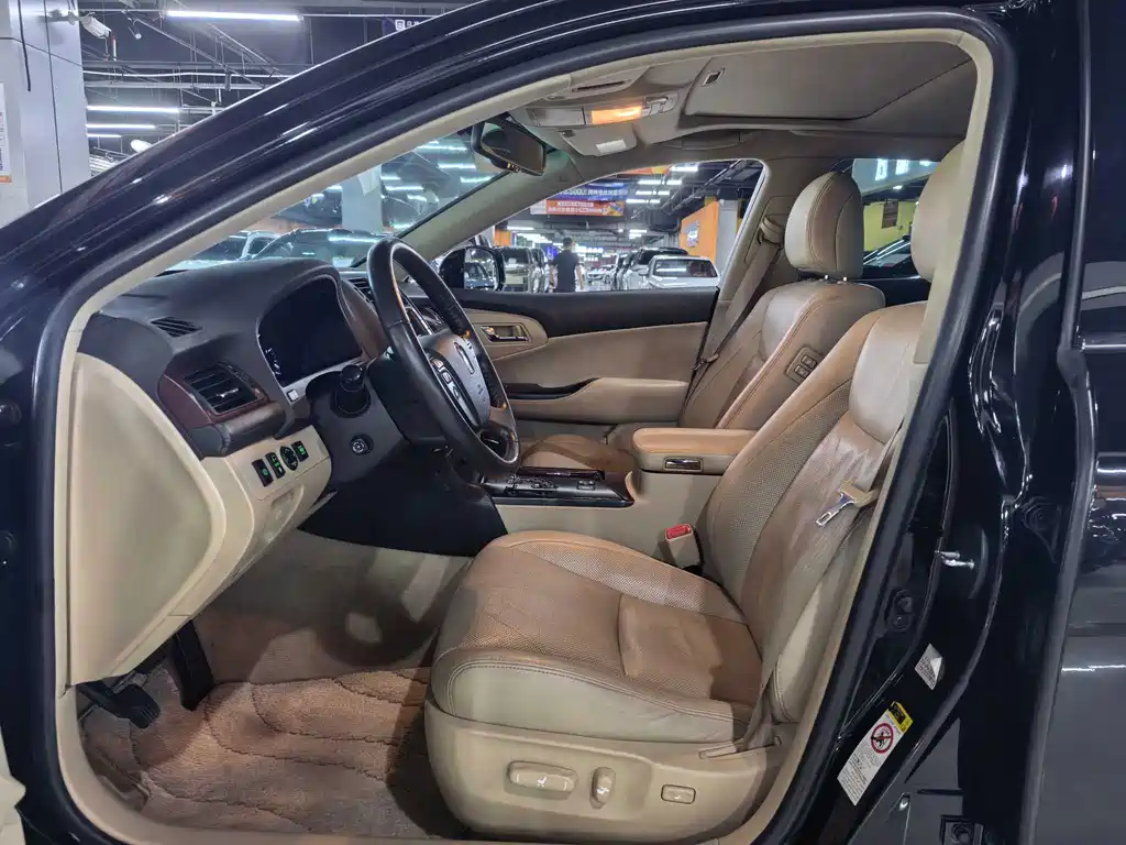 Toyota Crown — миниатюра 4