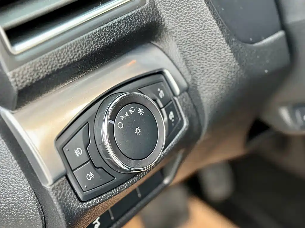 Ford Explorer (Import) — миниатюра 28