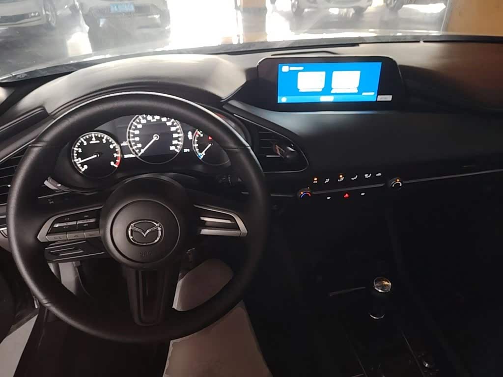 Mazda Mazda3 Axela 1.5 л 2025 г. Серебристо-серый, пробег 29700 км