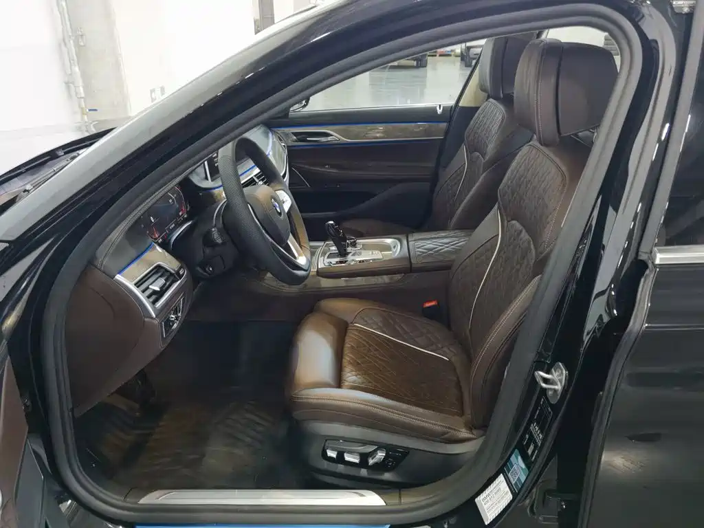 BMW 7 Series — миниатюра 10