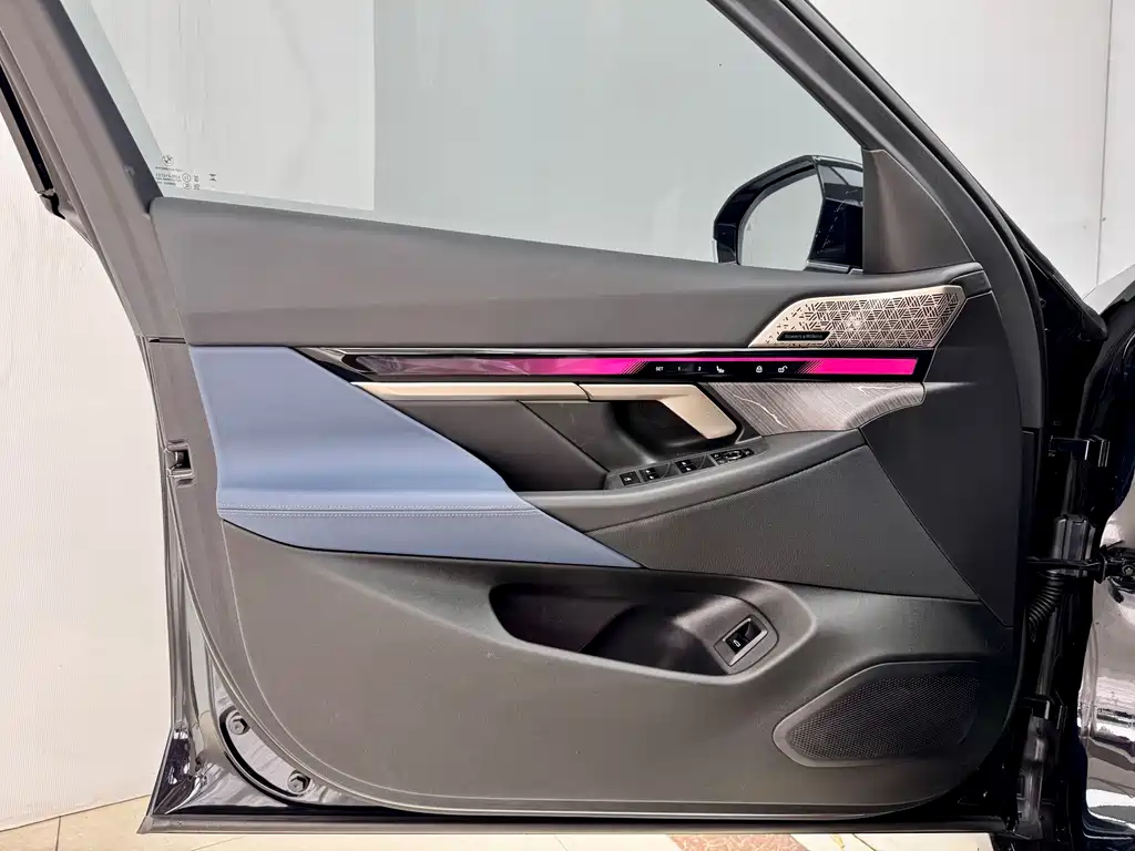 BMW 5 Series — миниатюра 9