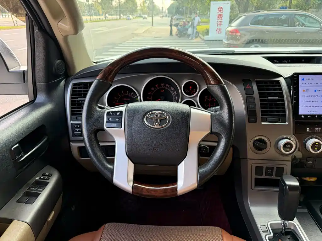Toyota Sequoia — миниатюра 14