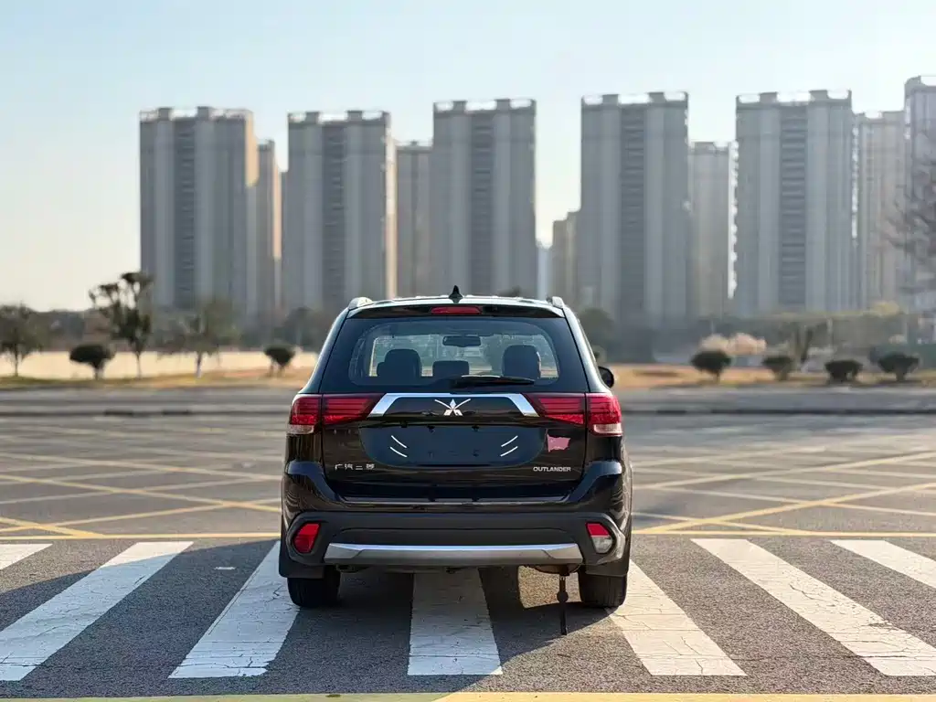 MITSUBISHI OUTLANDER