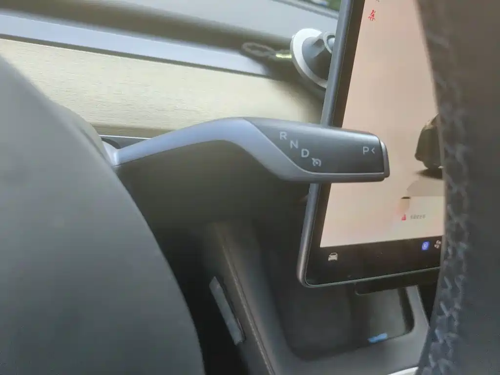 Tesla Model Y — миниатюра 10
