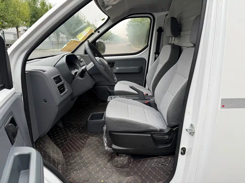 Wuling Yangguang — миниатюра 6