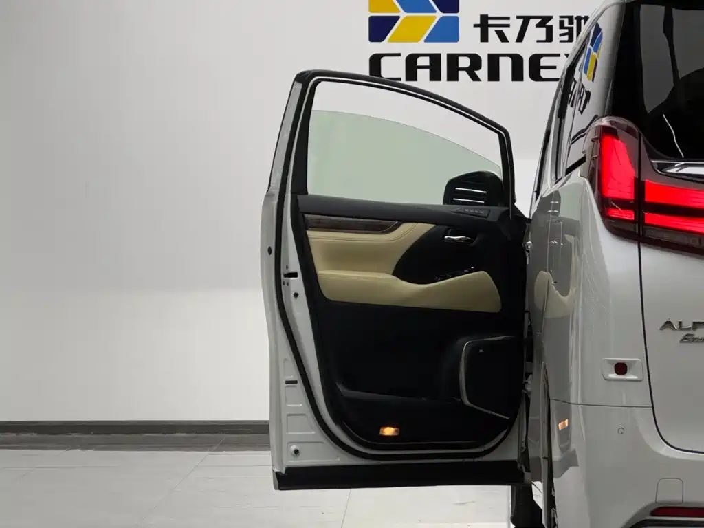 Toyota Alphard — миниатюра 7