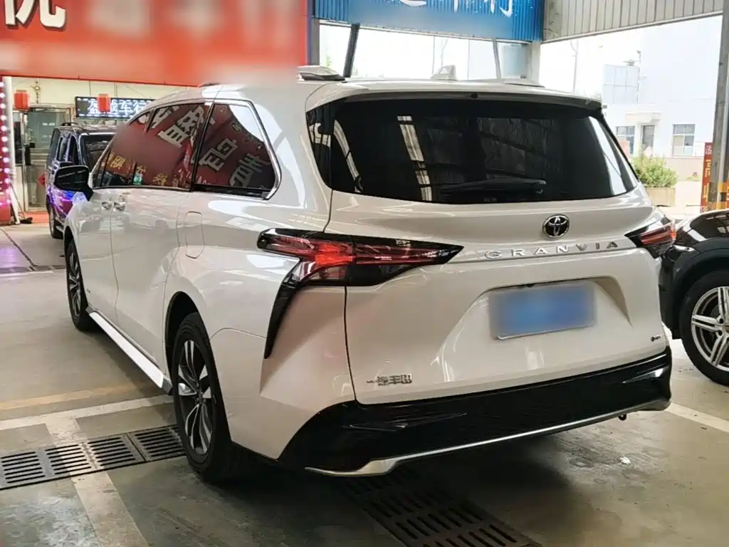 Toyota Granvia — миниатюра 5
