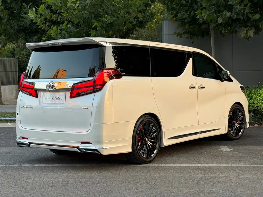 Toyota Alphard — миниатюра 3