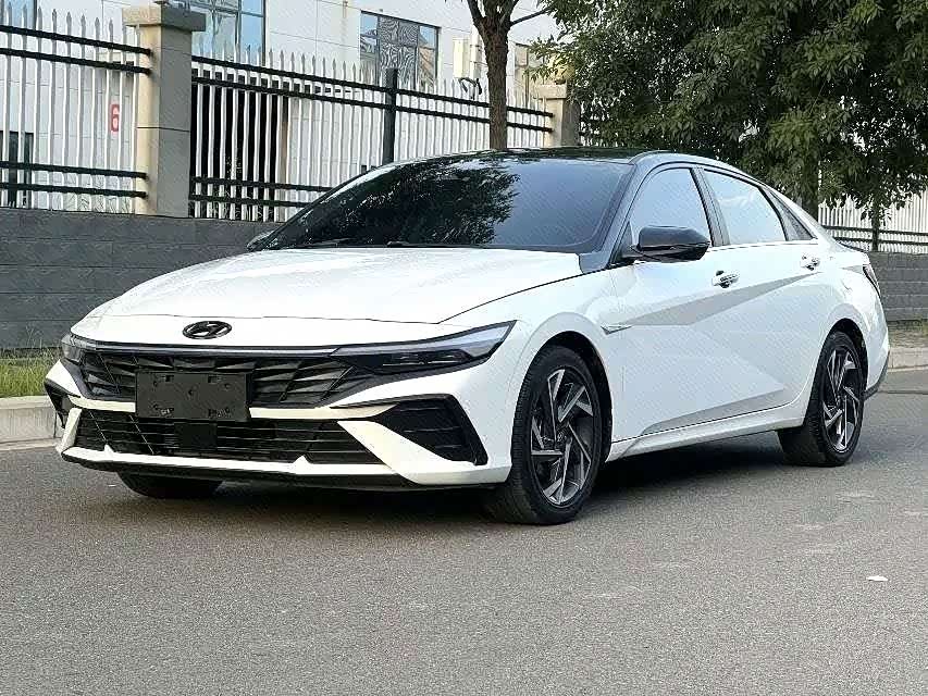 Hyundai Elantra 1.5 л 2023 г. Белый, пробег 42000 км