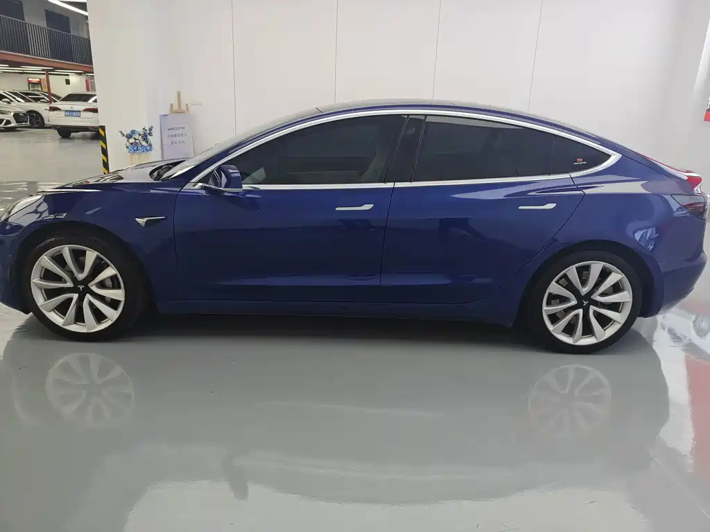 Tesla Model 3 — миниатюра 5
