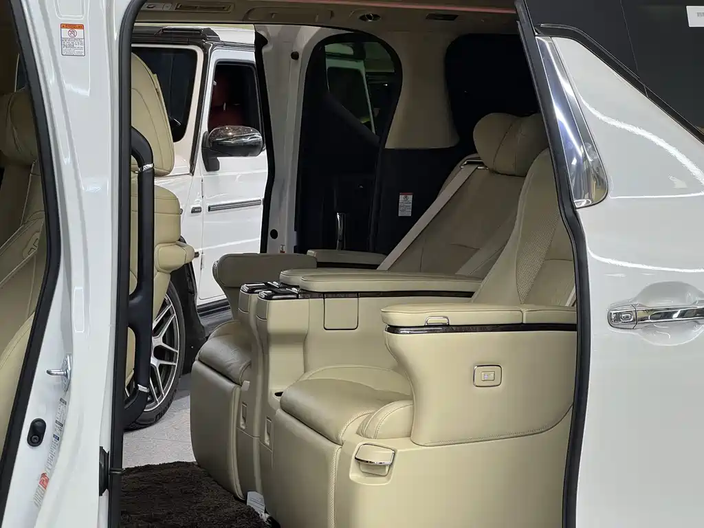 Toyota Alphard — миниатюра 17