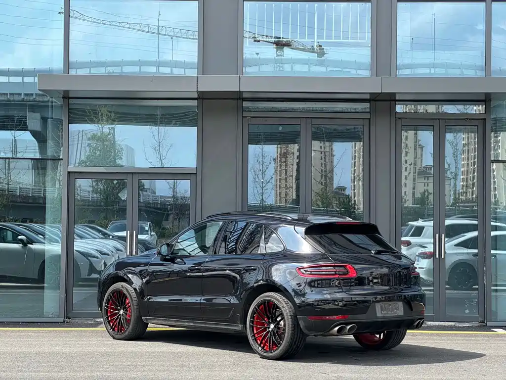 PORSCHE MACAN