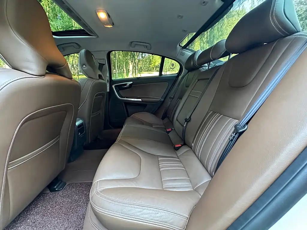 Volvo S60 PHEV — миниатюра 10