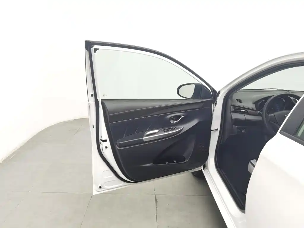 Toyota Yaris L — миниатюра 8