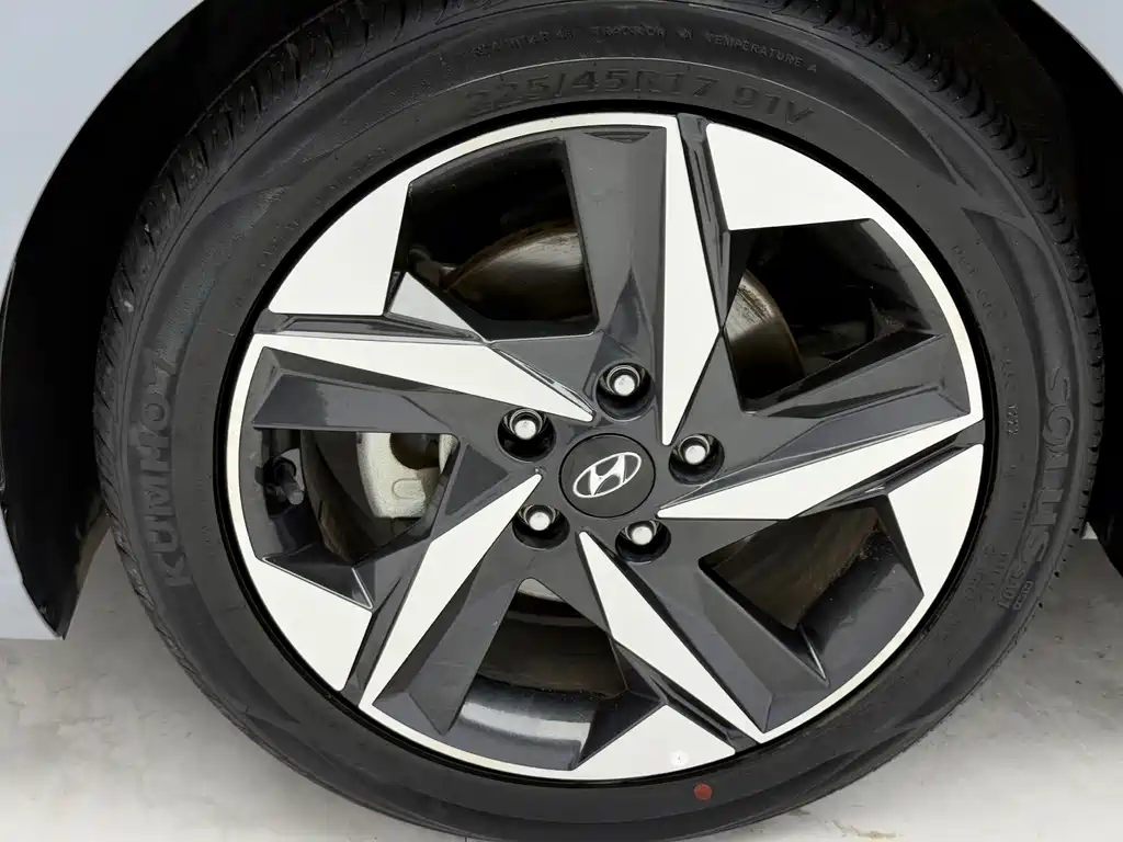 Hyundai Elantra — миниатюра 7