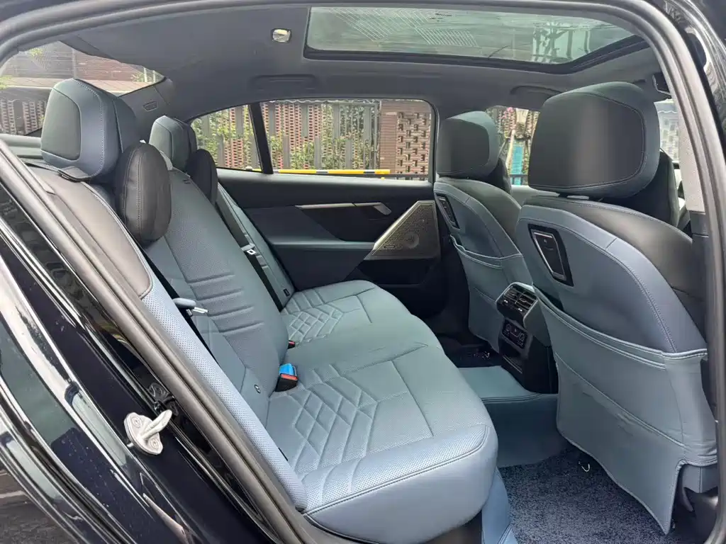 BMW 5 Series — миниатюра 8