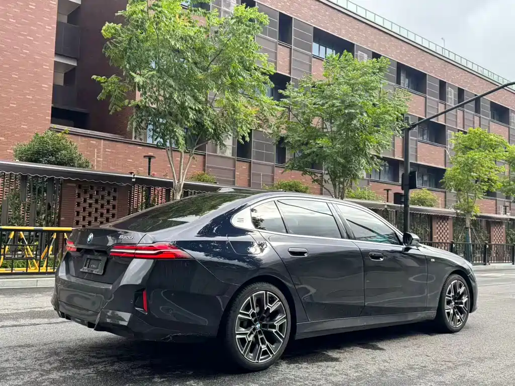 BMW 5 Series — миниатюра 17