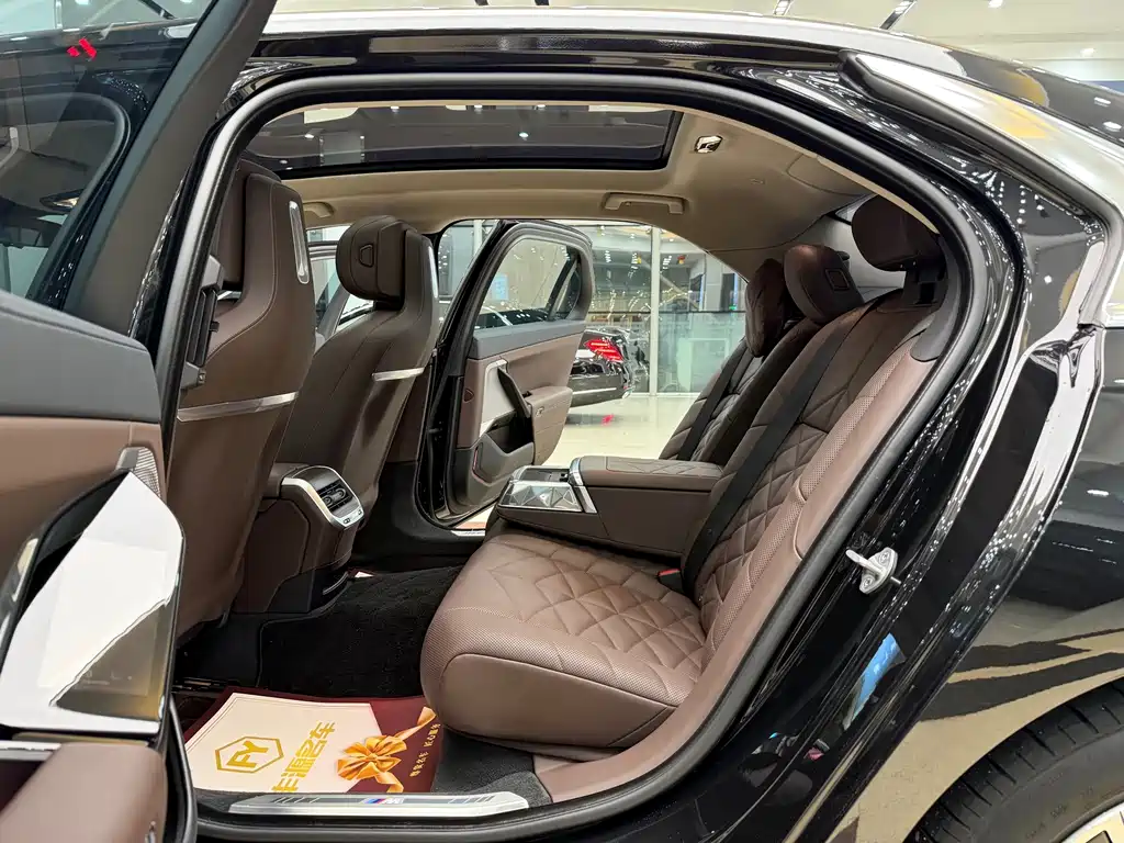 BMW 7 Series — миниатюра 9