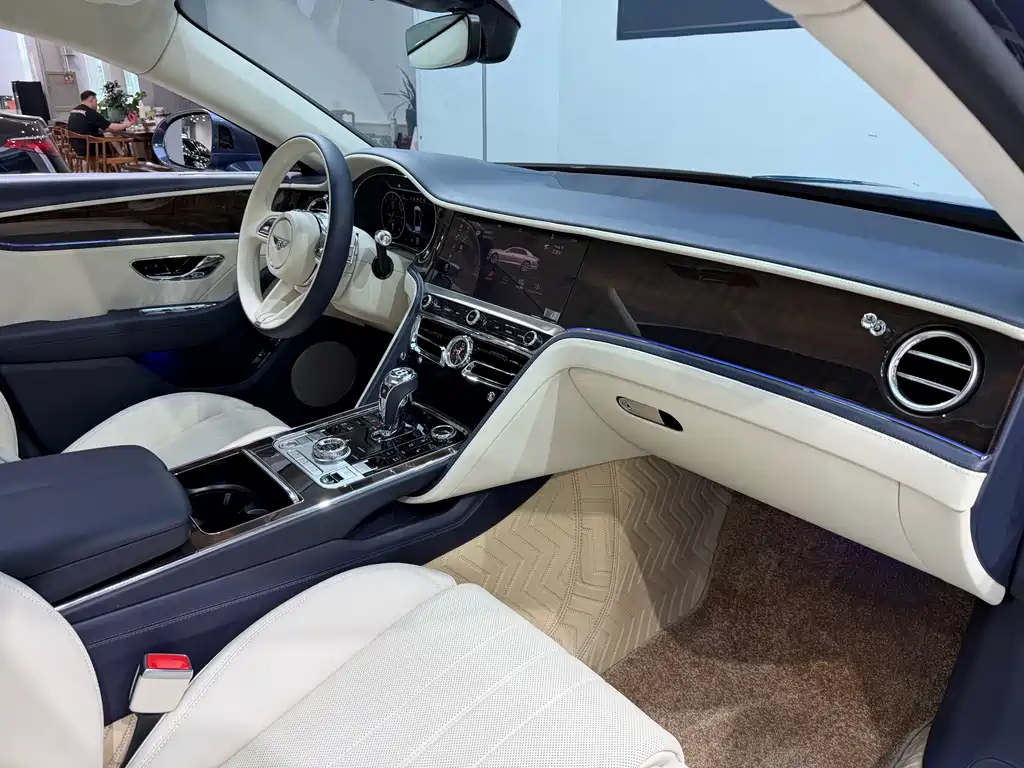 Bentley Flying Spur PHEV — миниатюра 8