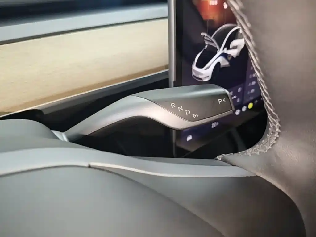 Tesla Model Y — миниатюра 14