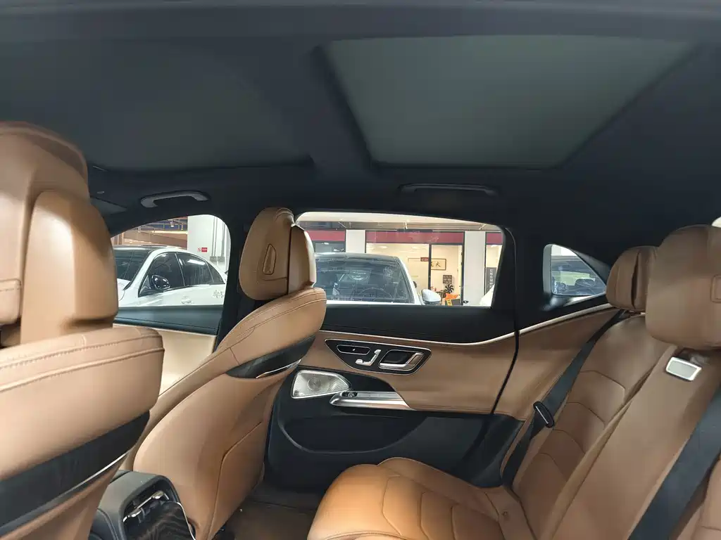 Mercedes-Benz E-Class — миниатюра 11