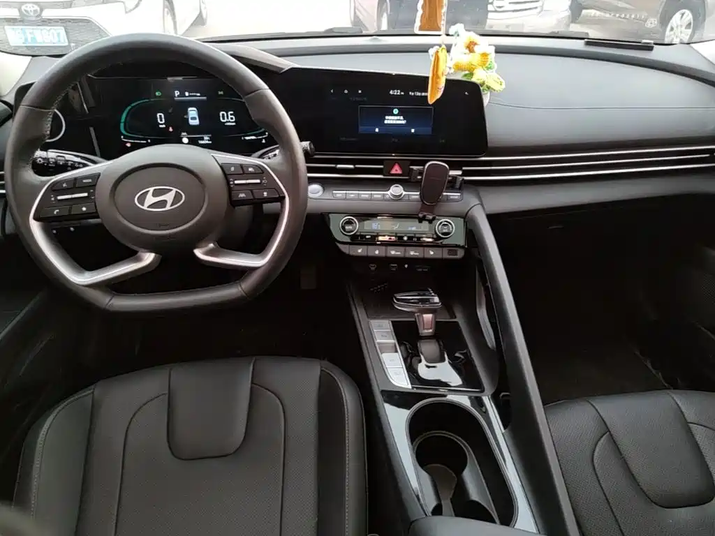 Hyundai Elantra — миниатюра 13