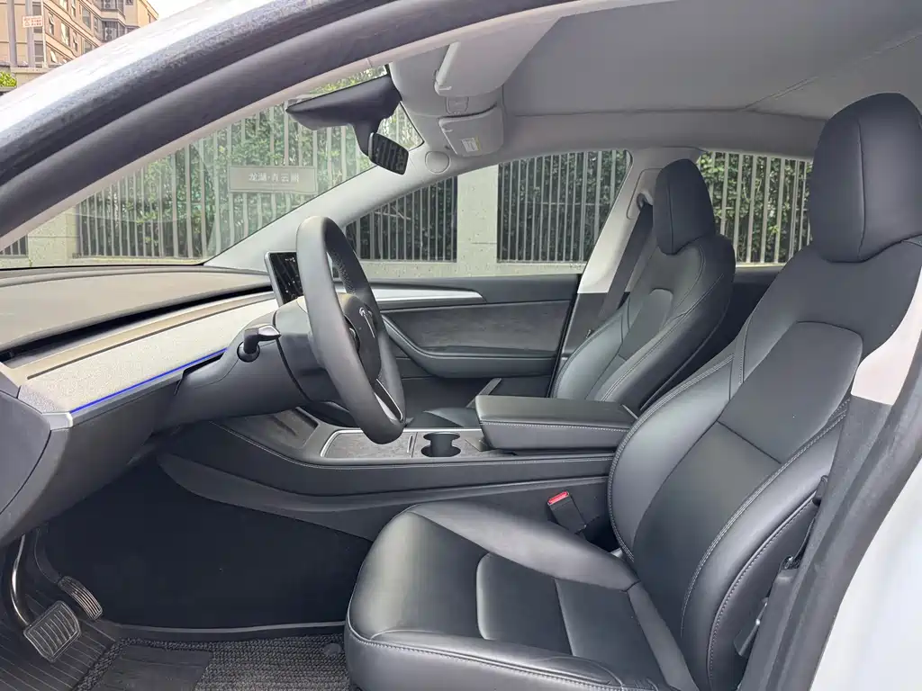 Tesla Model Y — миниатюра 7