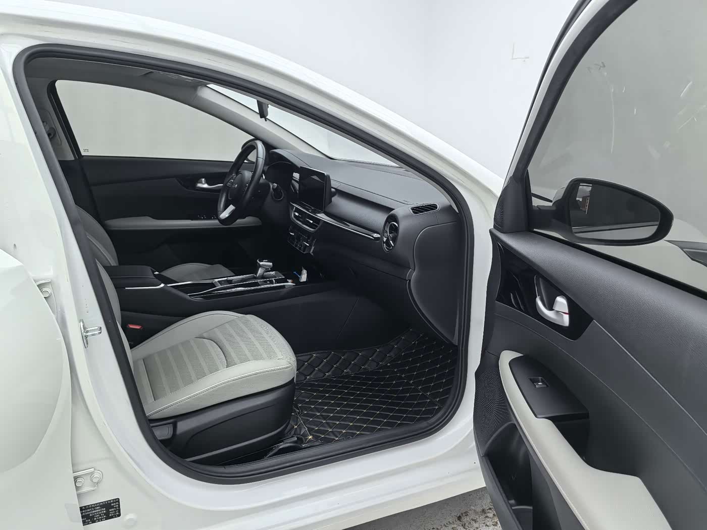 Kia K3 1.5 л 2023 г. Белый, пробег 15000 км