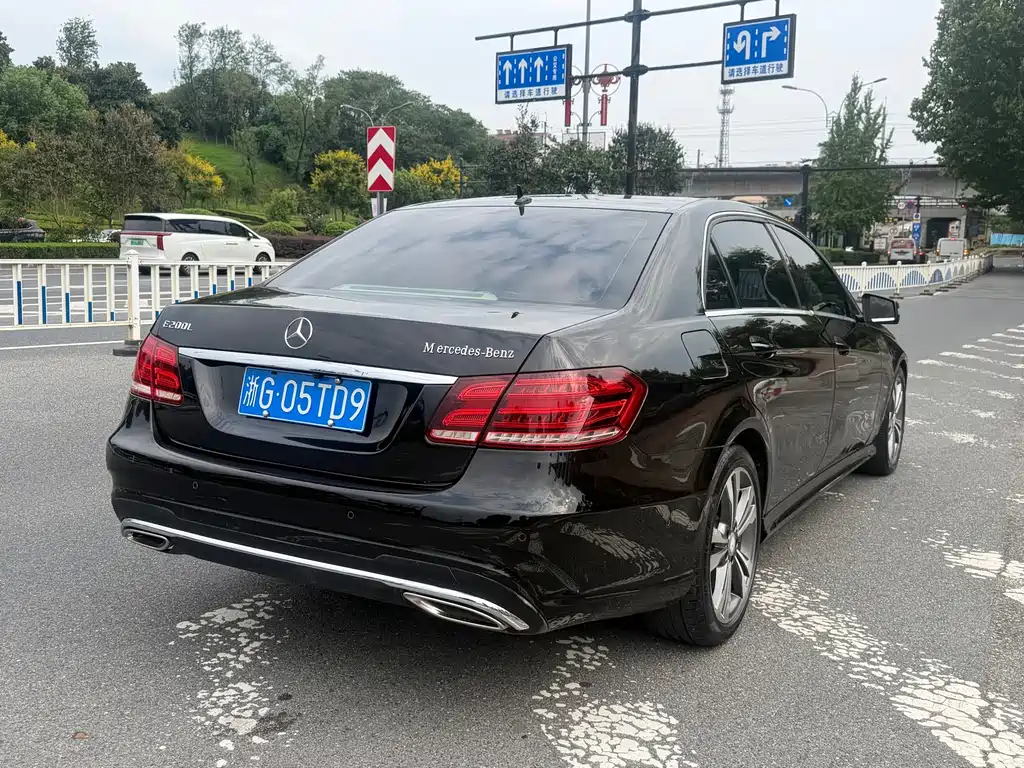 Mercedes-Benz E-Class — миниатюра 6