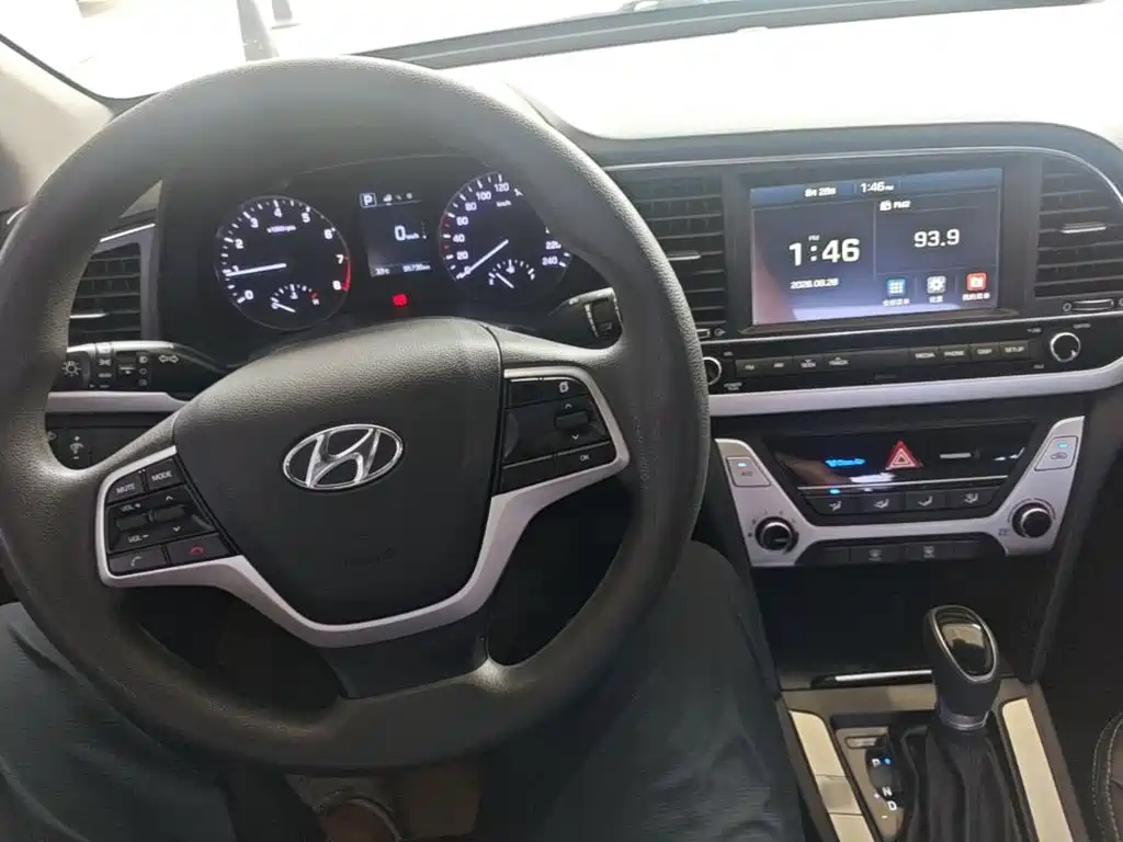 Hyundai Elantra — миниатюра 10