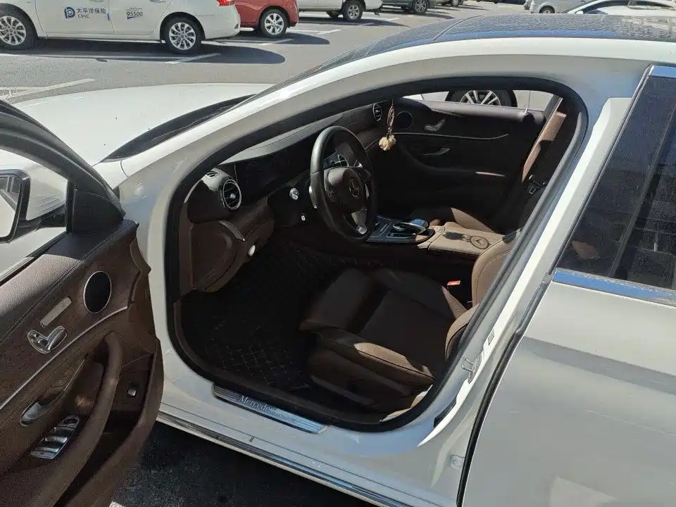 Mercedes-Benz E-Class — миниатюра 7