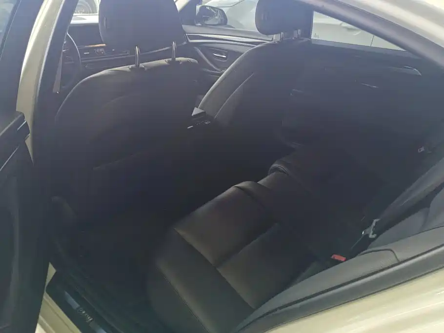 BMW 5 Series — миниатюра 11