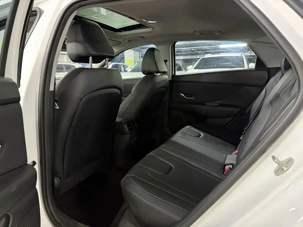 Hyundai Elantra — миниатюра 10
