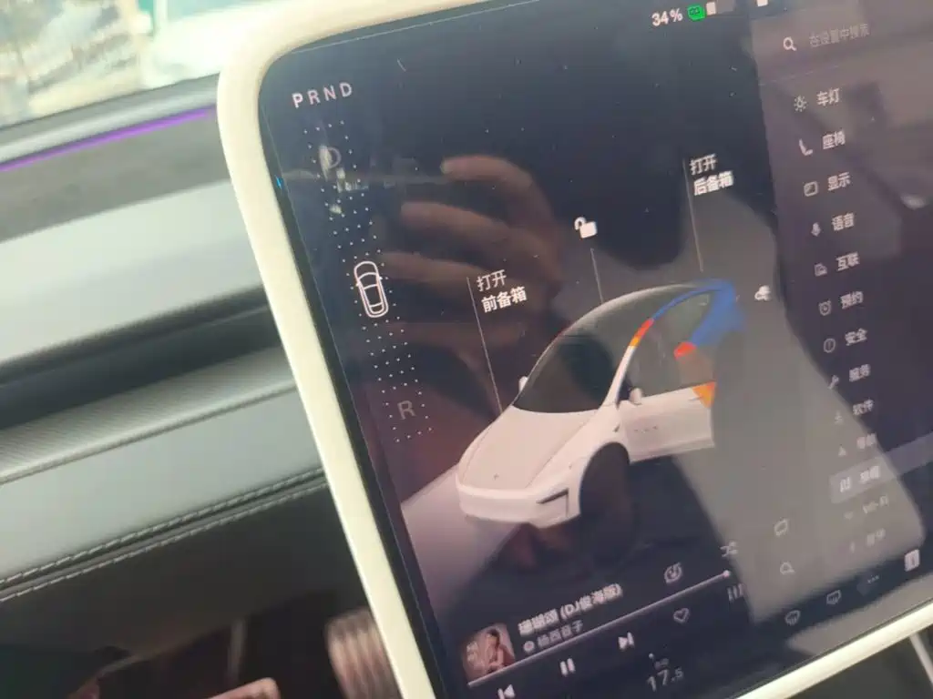 Tesla Model Y — миниатюра 14