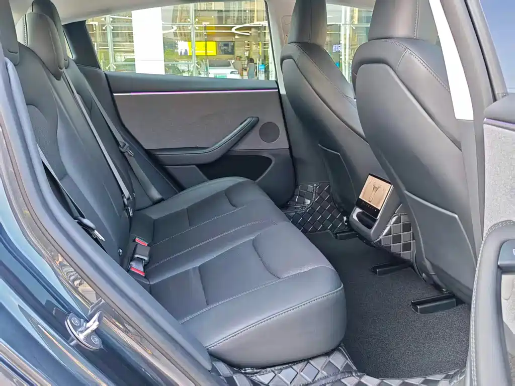 Tesla Model 3 — миниатюра 7
