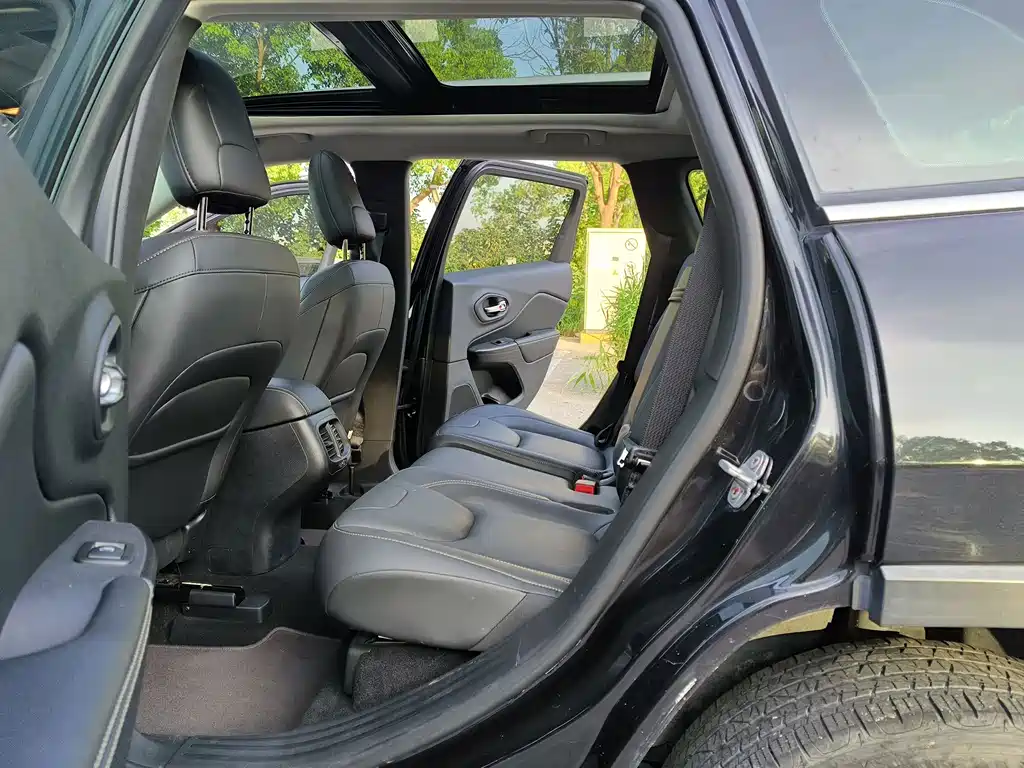 Jeep Cherokee — миниатюра 7