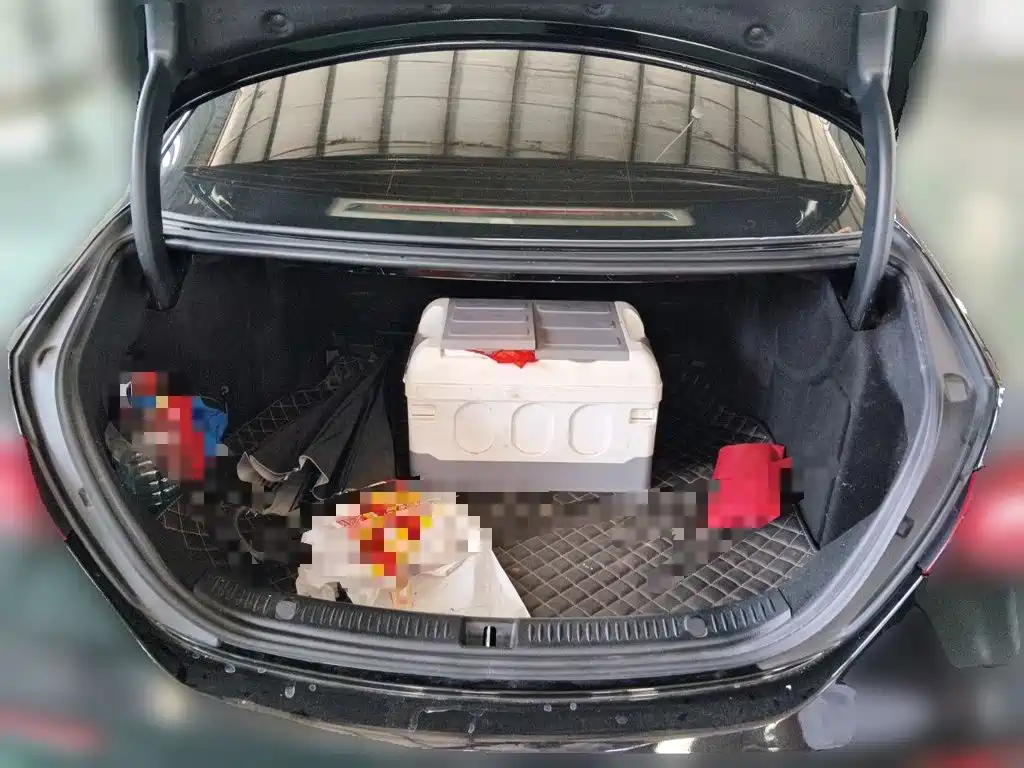Mercedes-Benz E-Class — миниатюра 10