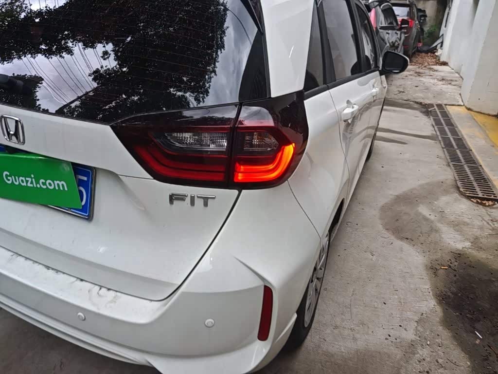 Honda Fit 1.5 л 2022 г. Белый, пробег 24300 км
