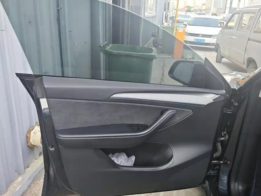 Tesla Model Y — миниатюра 7