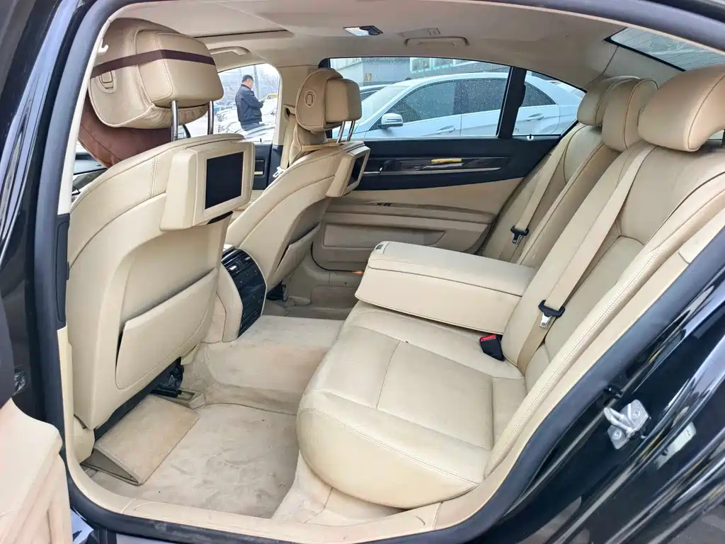 BMW 7 Series — миниатюра 9