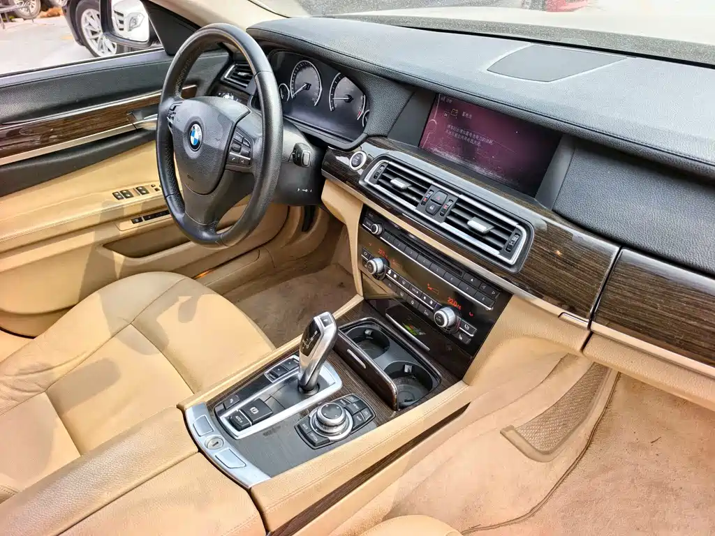 BMW 7 Series — миниатюра 16