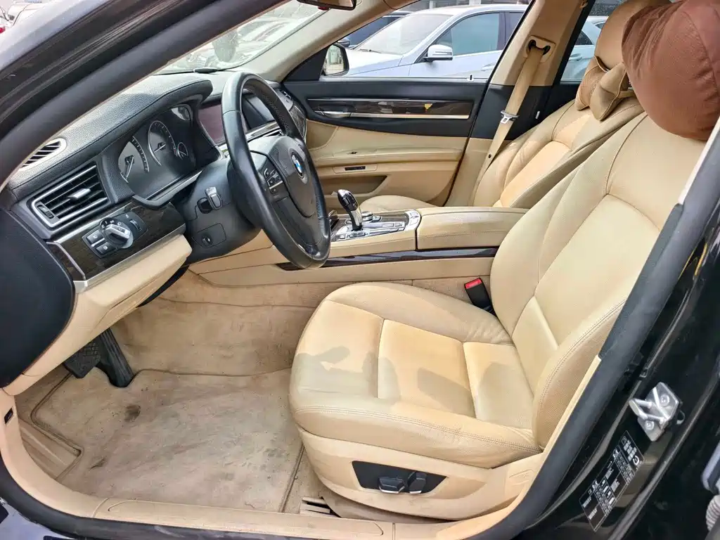 BMW 7 Series — миниатюра 5
