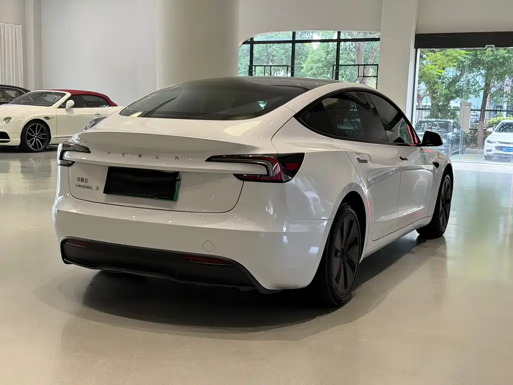 Tesla Model 3 — миниатюра 7