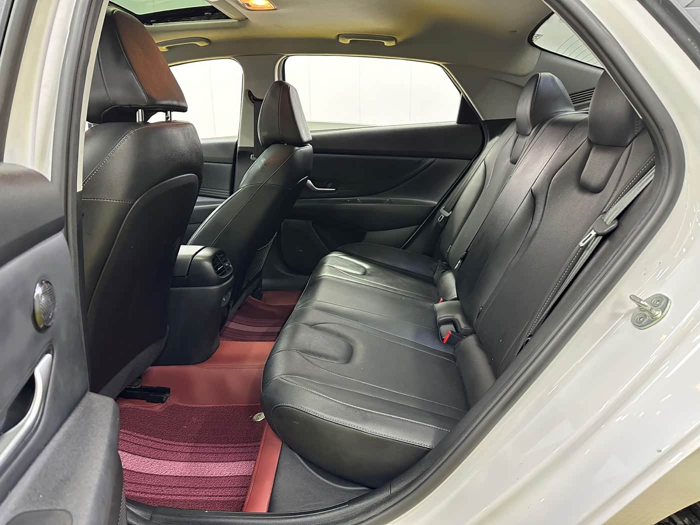 Hyundai Elantra 1.5 л 2023 г. Белый, пробег 37000 км