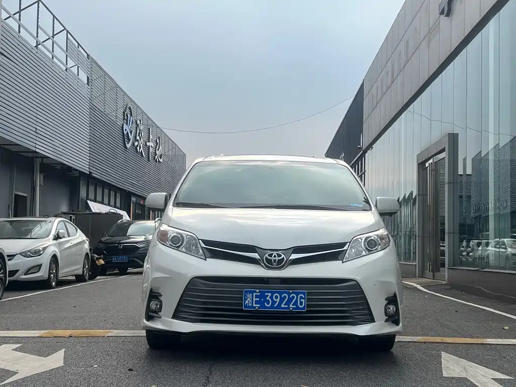 Toyota Sienna — миниатюра 2