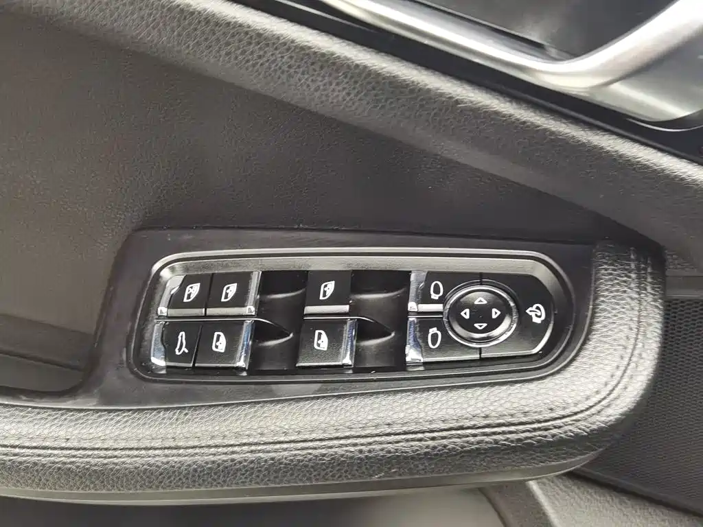 Porsche Macan — миниатюра 9