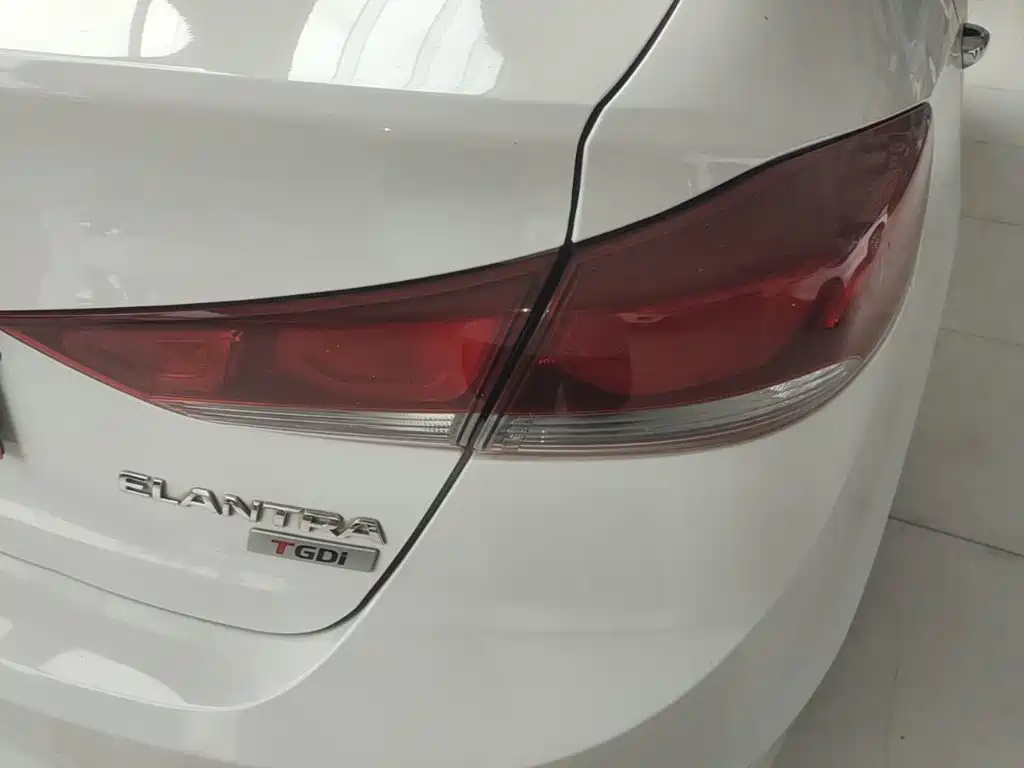 Hyundai Elantra — миниатюра 8
