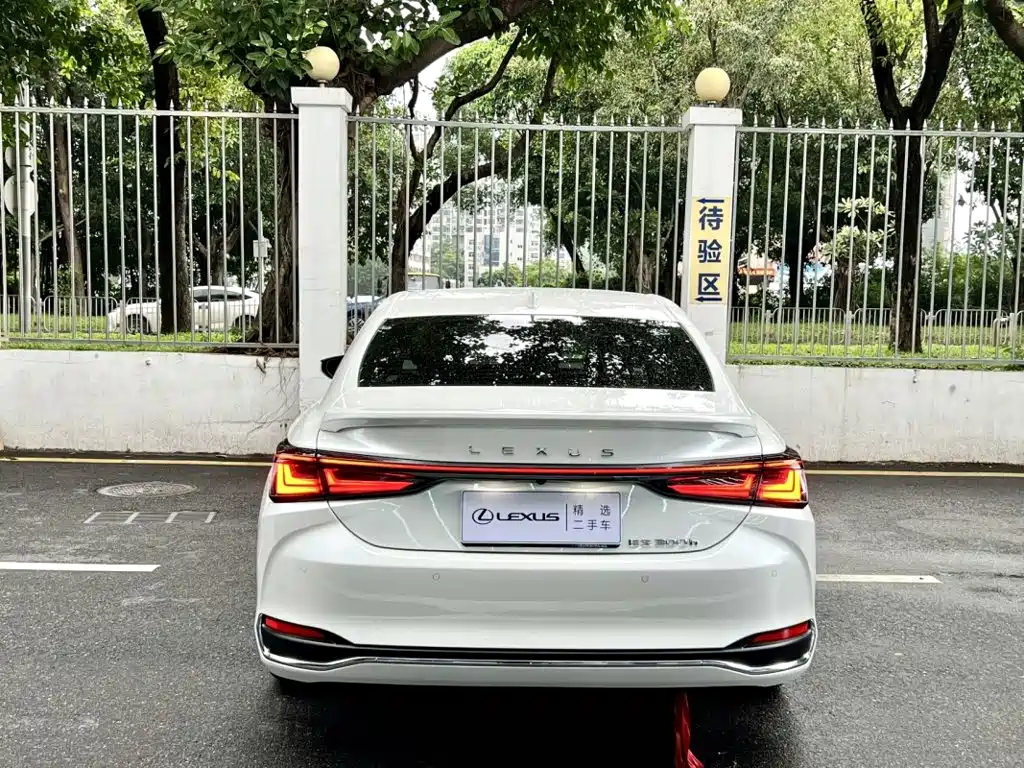 Lexus ES — миниатюра 8