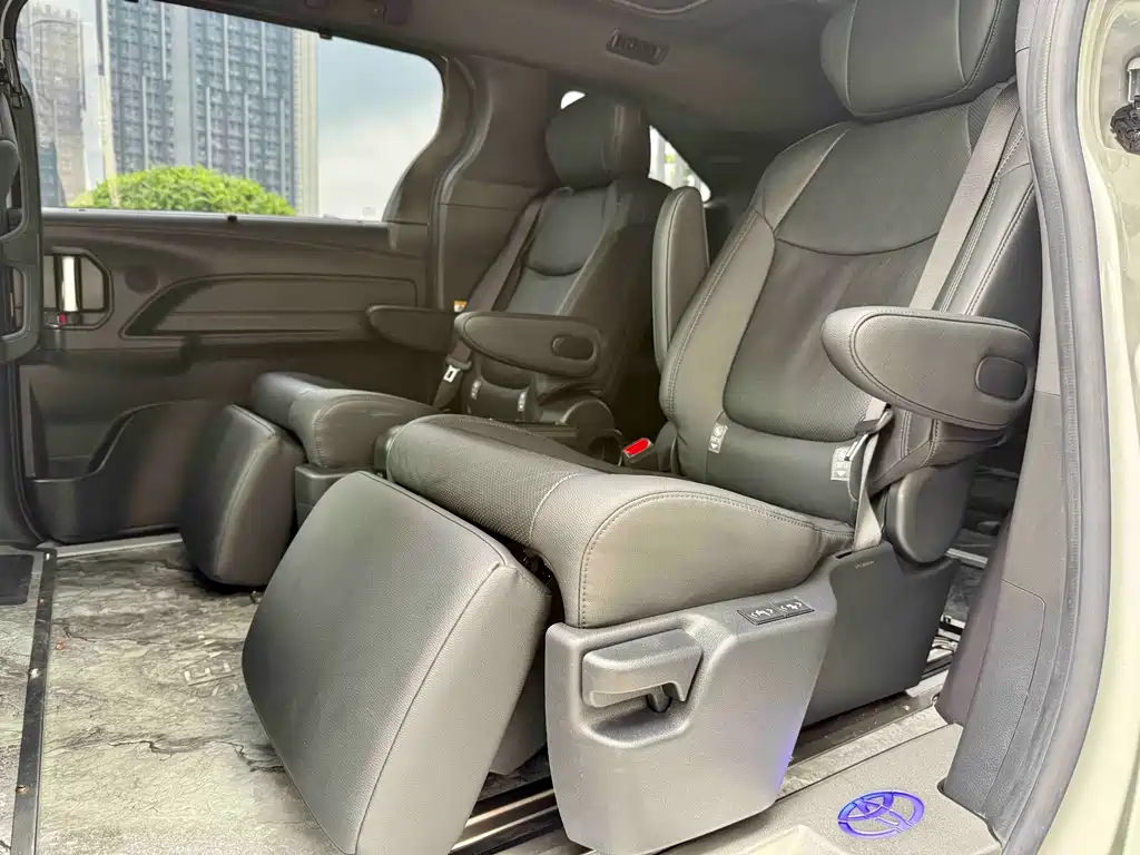 Toyota Sienna — миниатюра 8